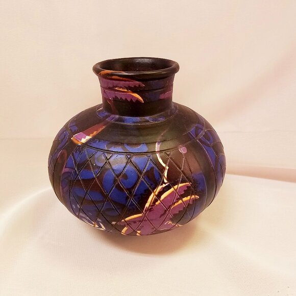 Terra Cotta Etched Vase, Pacific Island Motifs - Picture 2 of 6